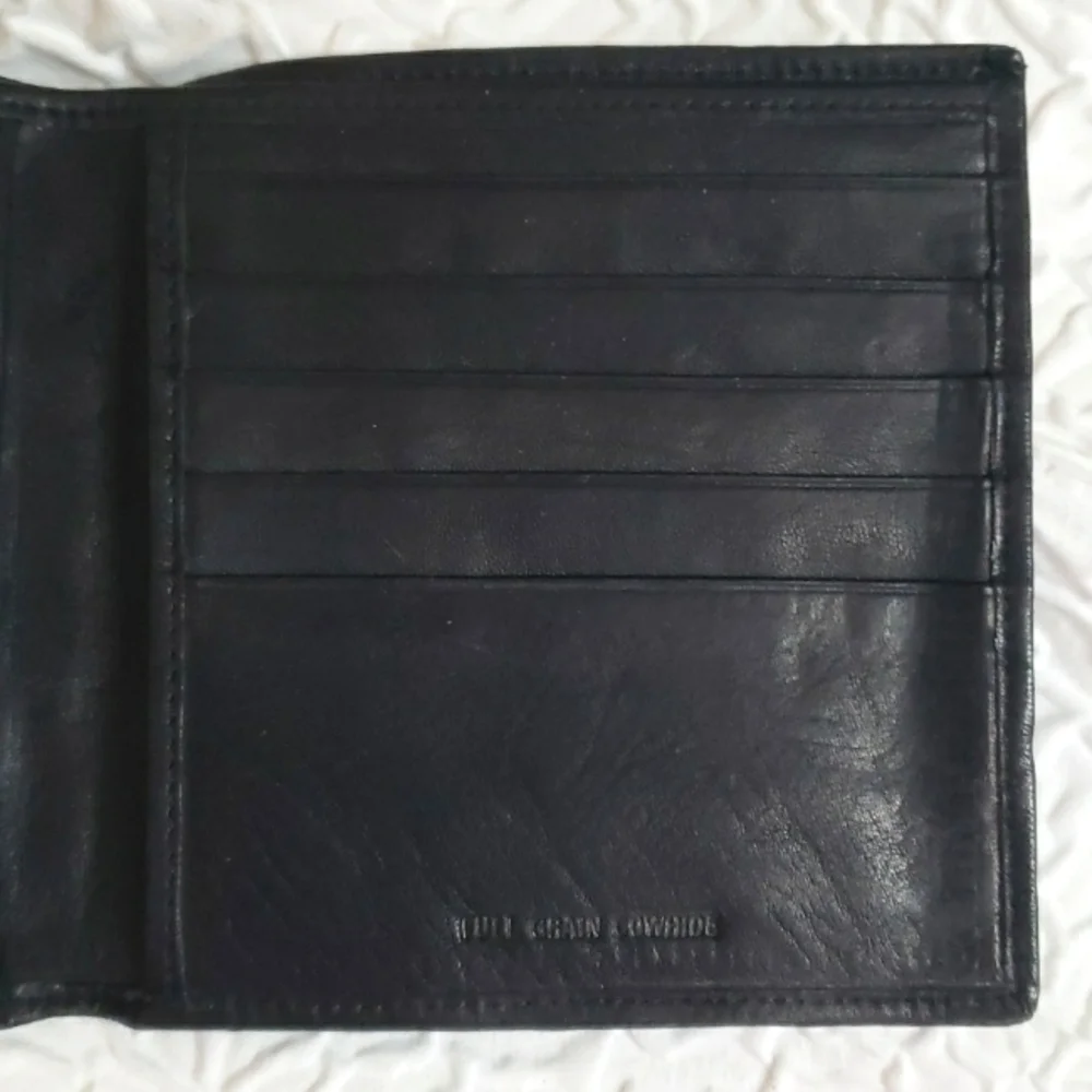 Docker Mens Fullgrain Leather black bifold square wallet. Size 4